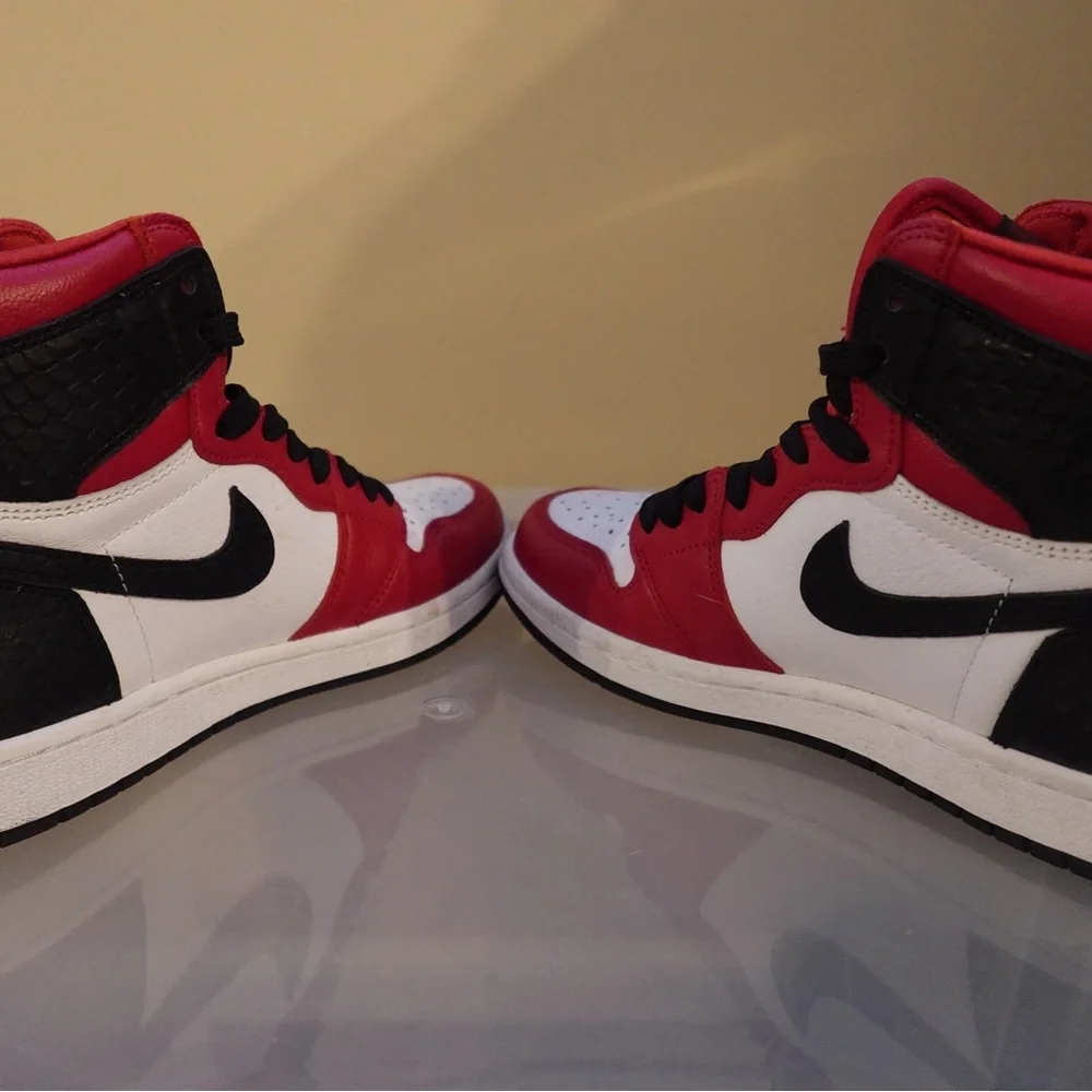 Air Jordan 1 Retro High OG Sneaker - Satin Red - women’s size 7 , men’s size 5.5